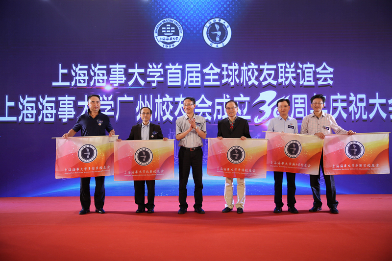 黃有方校長向世界各地方校友會代表授旗