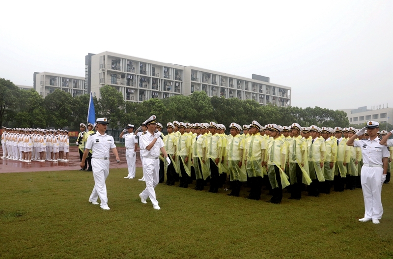 黃有方校長檢閱軍訓方隊