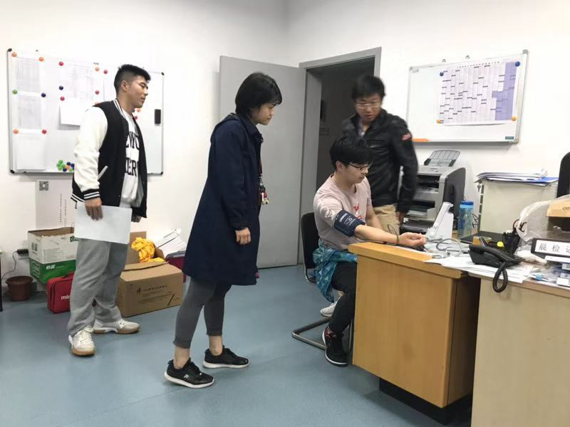 校醫院醫生加班為志愿者體檢
