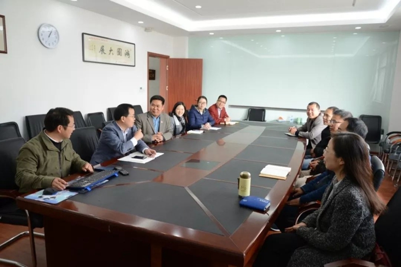 吳先華教授團隊在討論中