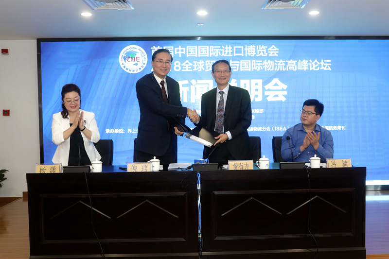 中國交通運輸協會副秘書長倪瑋與上海海事大學校長黃有方簽訂聯辦協議