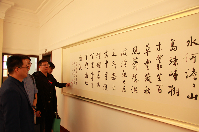 校友們欣賞徐悲鴻藝術學院院長樂震文教授捐贈的書法作品