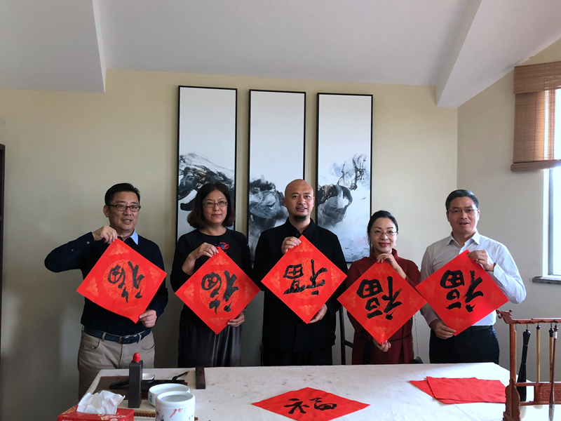 徐悲鴻藝術學院燕凱老師為校友潑墨送福