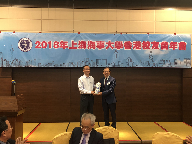 黃有方校長向香港校友會贈送由我校徐悲鴻藝術學院院長樂震文教授書畫作品“竹”燒制的瓷瓶