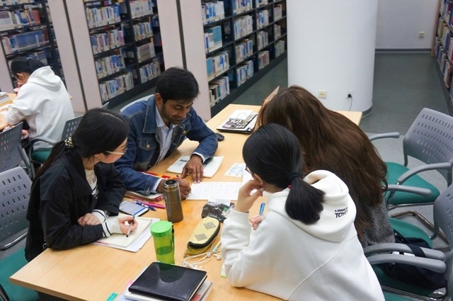 阿杜在圖書館與中國同學一起學習