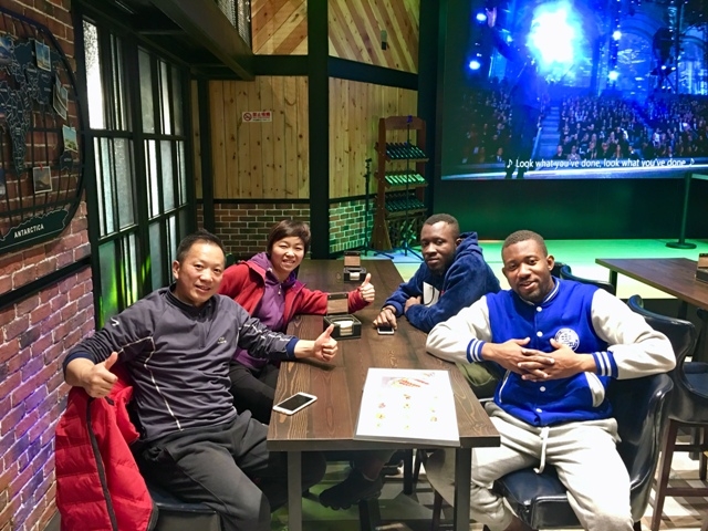 路易斯和中國朋友在一起