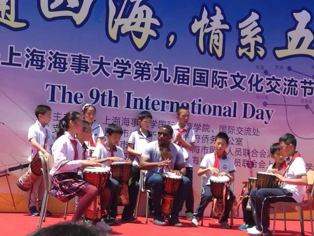 路易斯與中國小朋友一起表演非洲手鼓