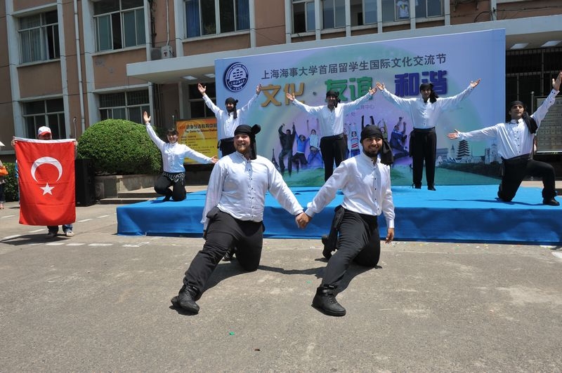 首屆文化節在民生路老校區點燃了“文化奧運”的火炬