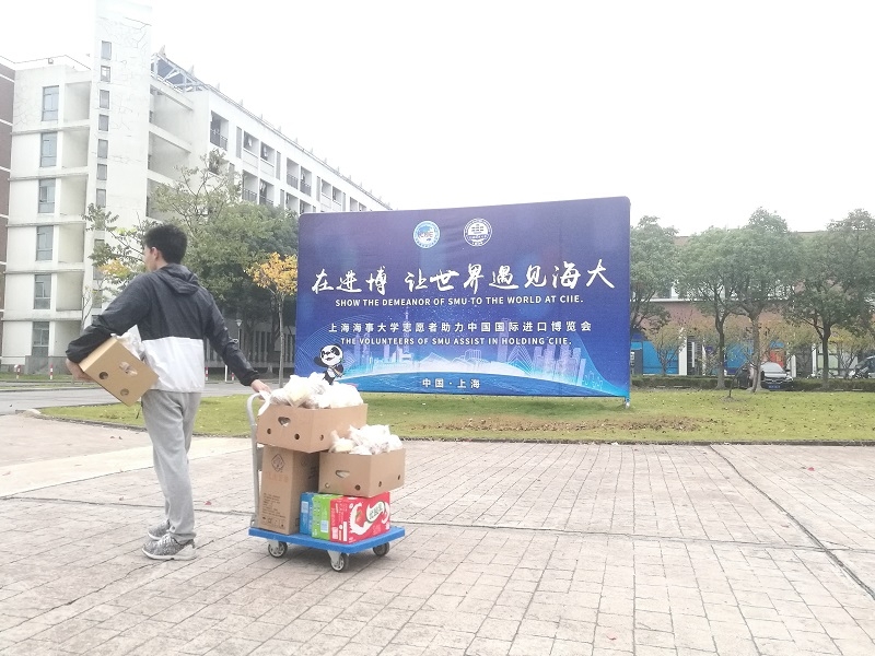 為志愿者搬運早餐