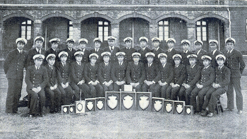 1937屆駕駛科畢業(yè)生合影