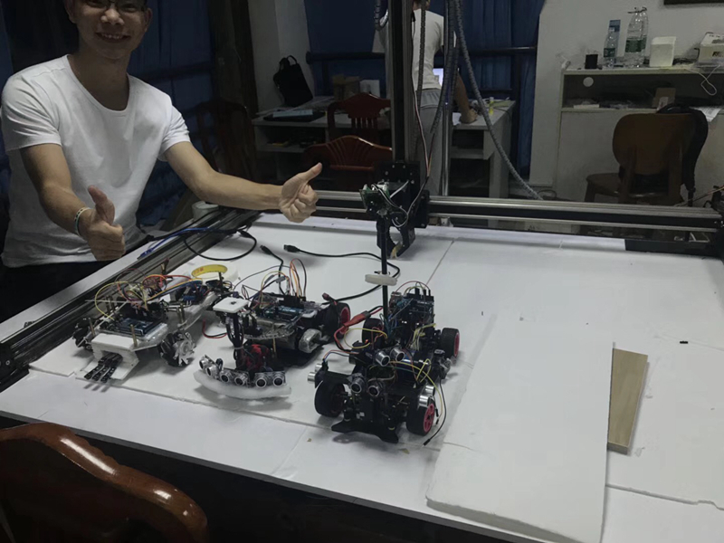 和隊友在實驗室組裝車輛