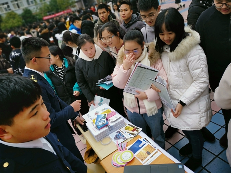 志愿者在分發招生宣傳小禮品