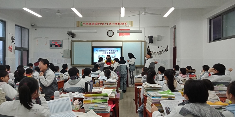 志愿者在為高三學子現場答疑