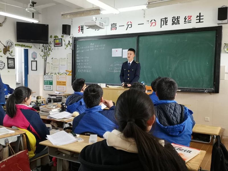 志愿者在宣傳之余為高三學子加油打氣