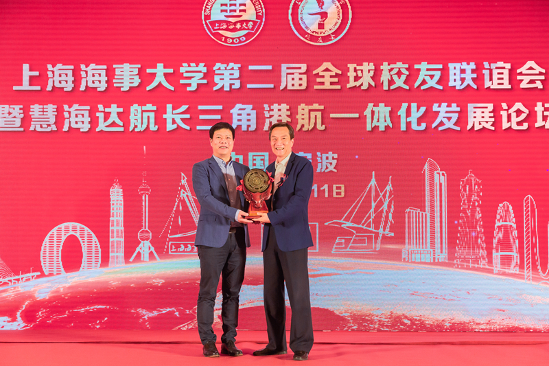 廣西校友會向浙江校友會贈送祝賀紀念品