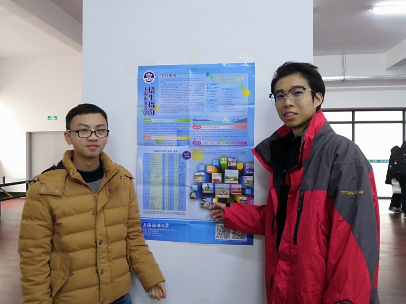志愿者在粘貼我校招生宣傳海報