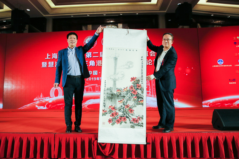 廣州校友會向浙江校友會贈送祝賀紀念品