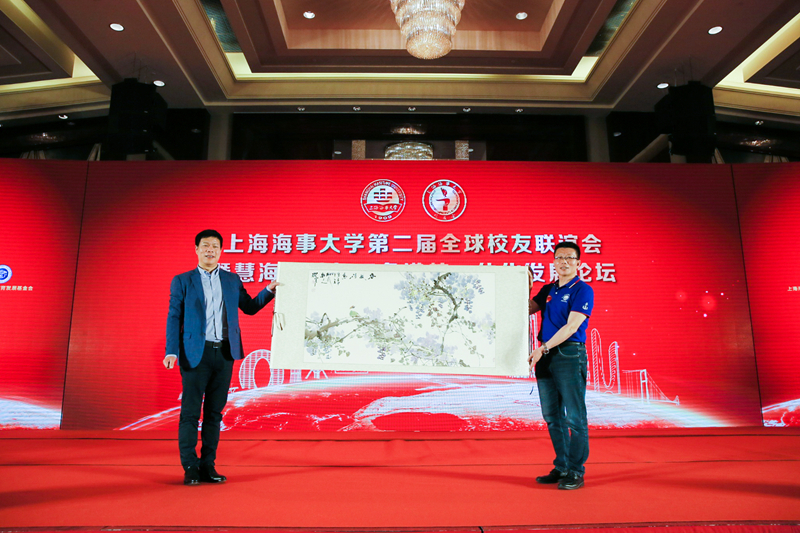 青島校友會向浙江校友會贈送祝賀紀念品