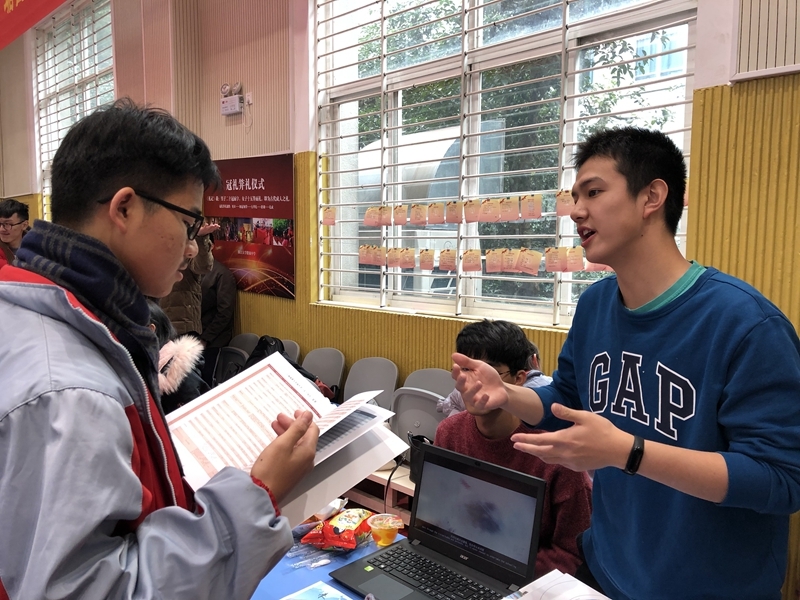 志愿者在浙江省重點中學浙大附中進行招生宣傳
