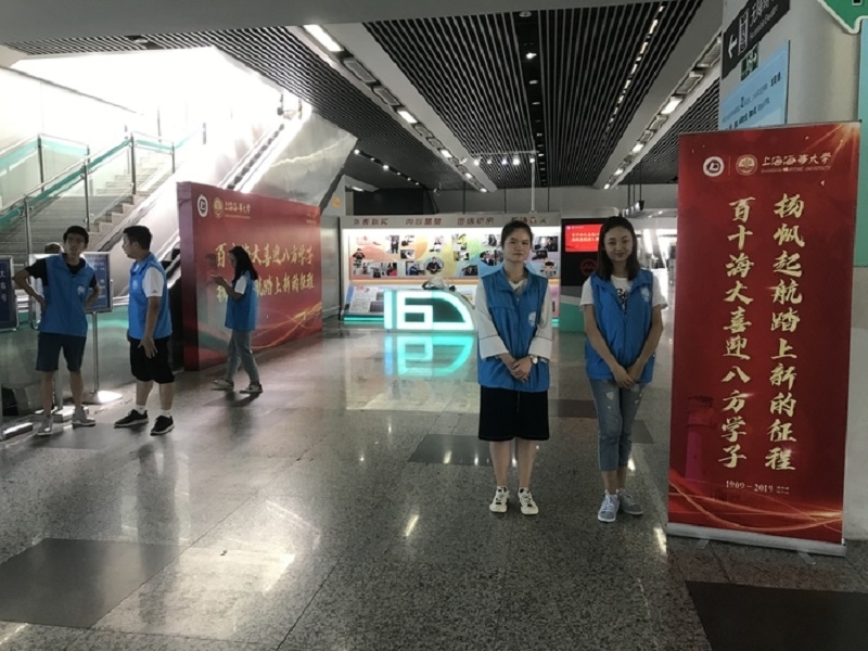 2019年9月1日，志愿者在龍陽路地鐵站迎接2019級新生