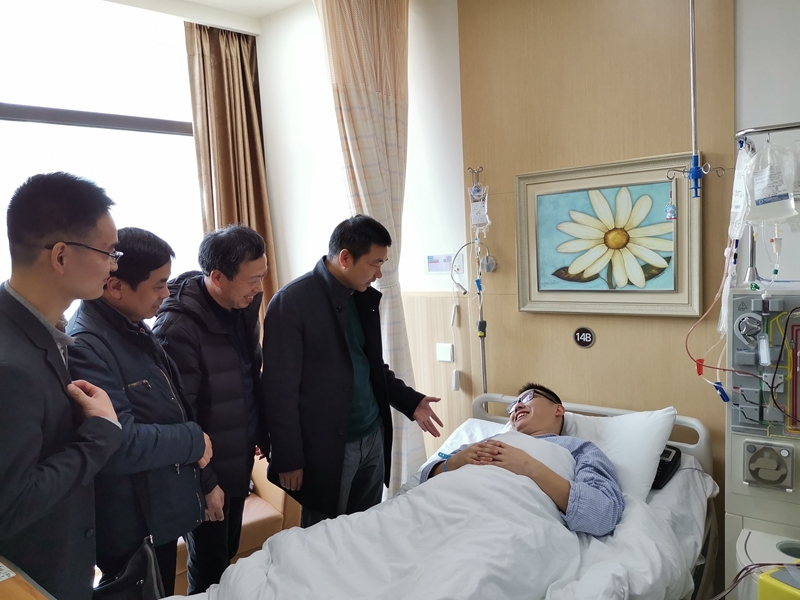 老師同學為他加油鼓勁