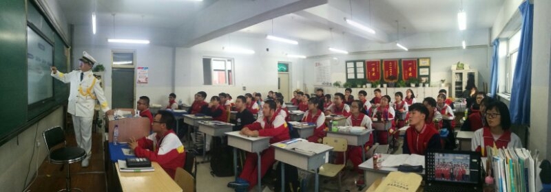 志愿者在吉林省重點中學長春市第六中學進行招生宣傳