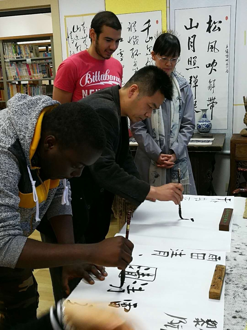 跟著中國老師許寧云學(xué)書法