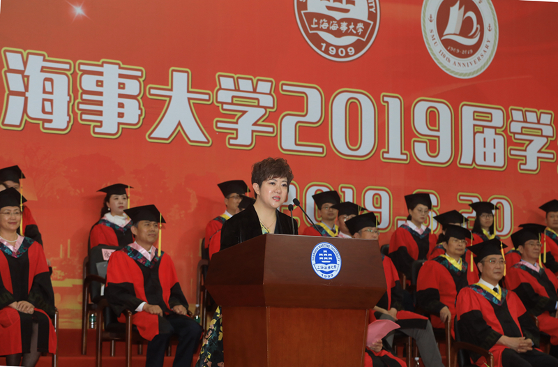 優秀校友代表、第十三屆全國人大代表、上海港國際客運中心開發有限公司黨委副書記、董事總經理、我校1998屆英語專業畢業生徐玨慧發言