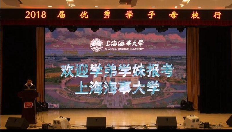 志愿者在江西省南城縣第二中學進行招生宣講