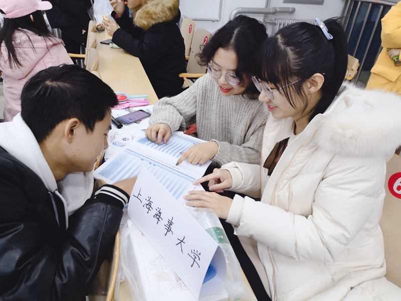志愿者在內蒙古重點中學赤峰第二中學進行招生宣傳
