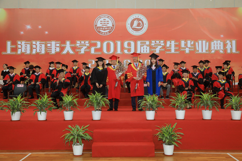 畢業生代表向母校贈送禮物