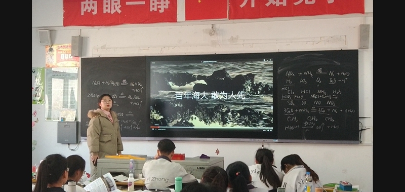 志愿者在寧夏回族自治區重點高中石嘴山市第一中學進行招生宣傳