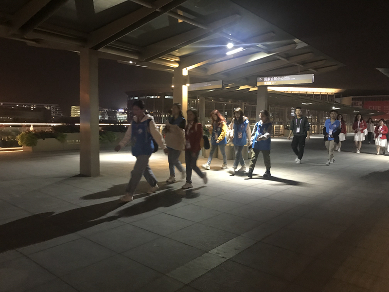 夜晚準(zhǔn)備開始綜合演練的志愿者