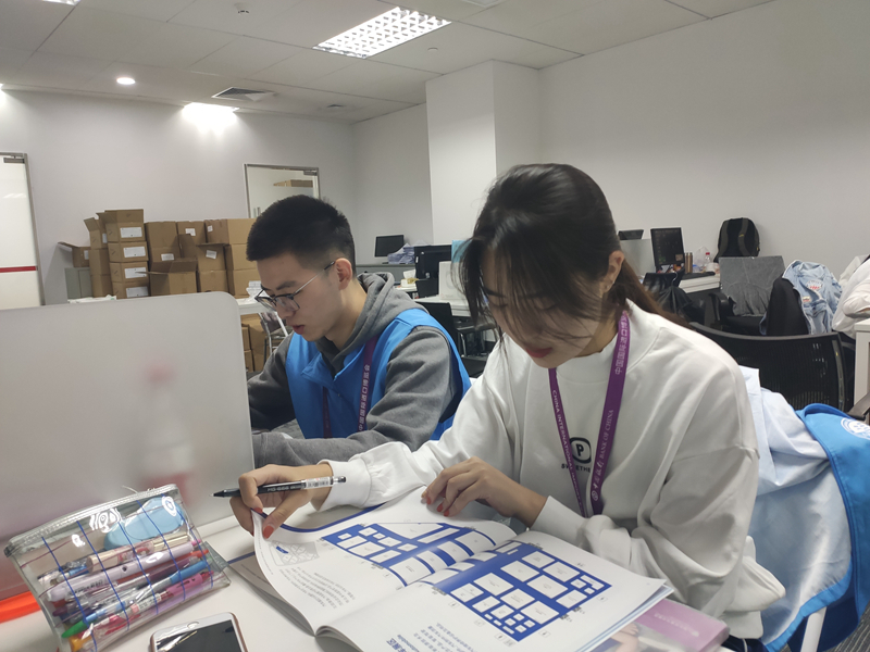  展區(qū)組志愿者工作中