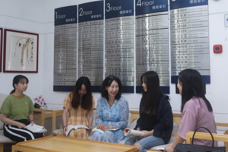 張滟老師和同學們在一起