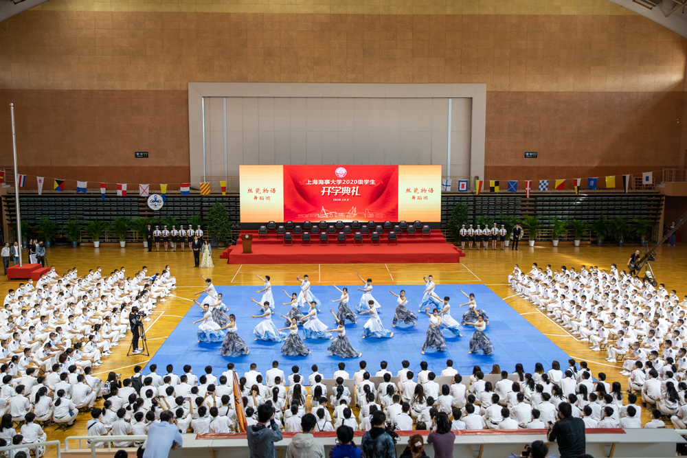 典禮正式開(kāi)始前，校民樂(lè)團(tuán)、室內(nèi)樂(lè)團(tuán)、舞蹈團(tuán)、旗語(yǔ)隊(duì)、軍魂團(tuán)、健美操隊(duì)以及武術(shù)隊(duì)獻(xiàn)上精彩表演