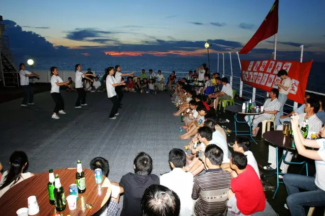 迎著夕陽，我們舞起來