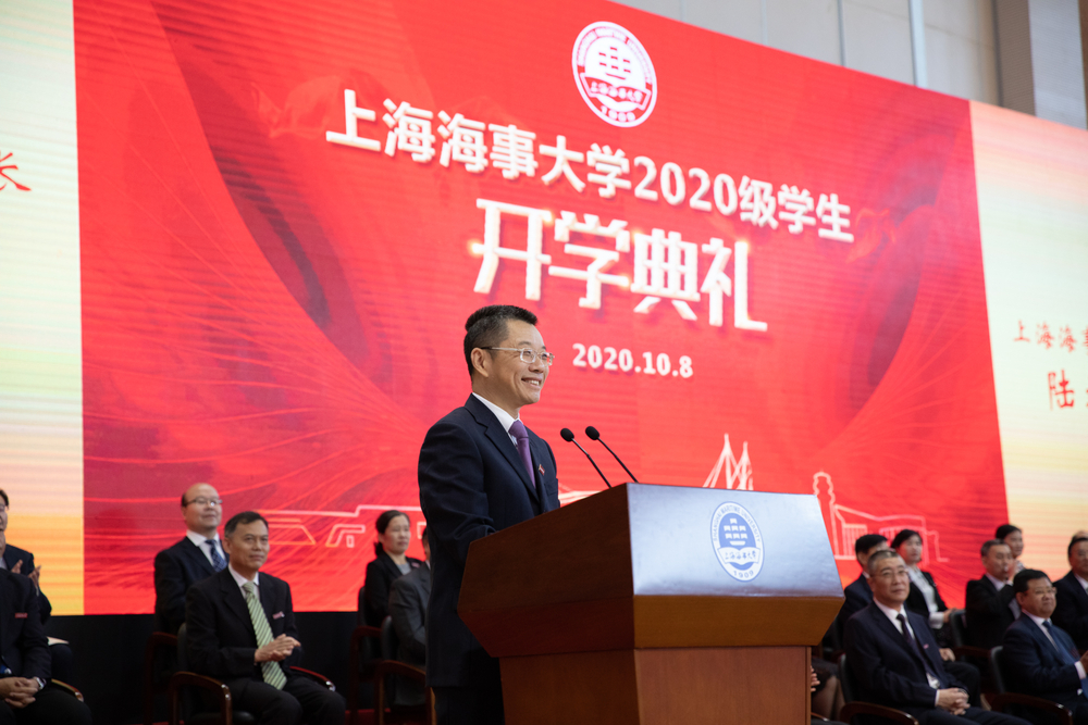 陸靖校長(zhǎng)發(fā)表了題為“發(fā)揚(yáng)堅(jiān)持精神,穿越大江大海”的演講