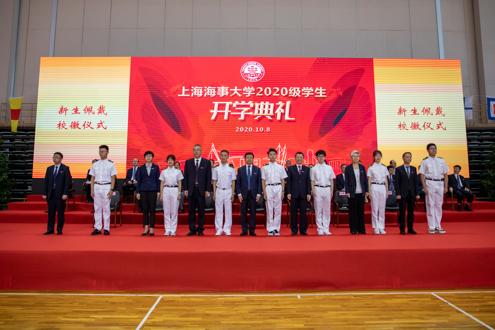 校領(lǐng)導(dǎo)為新生代表佩戴校徽