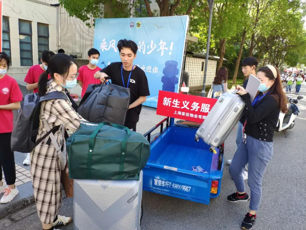 一輛輛新生義務(wù)服務(wù)車(chē)活躍在校園