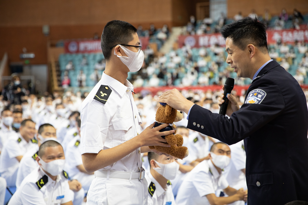 典禮結(jié)束后，上海市公安局治安總隊(duì)黃奕警官作防詐騙專題宣講