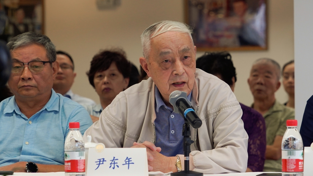 同事代表尹東年教授發言