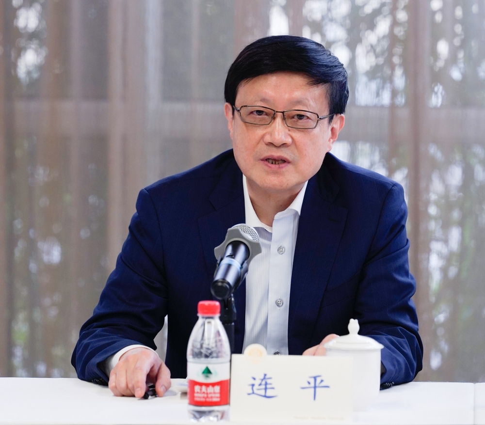 高文彬教授的親屬代表、華東師范大學經濟與管理學部名譽主仼、植信投資首席經濟學家兼研究院院長、中國首席經濟學家論壇理事長連平教授發言