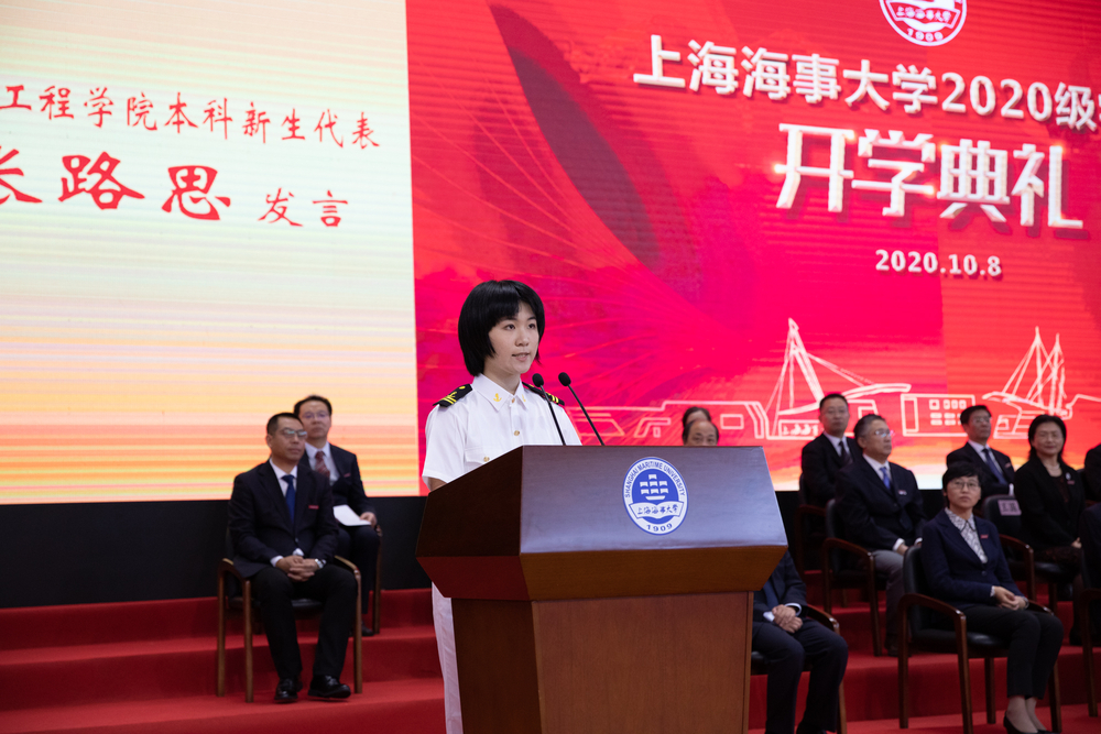本科新生代表、物流工程學(xué)院機(jī)械204班張路思發(fā)言