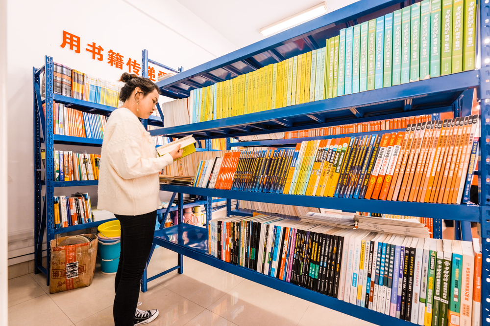 志愿者們整理圖書
