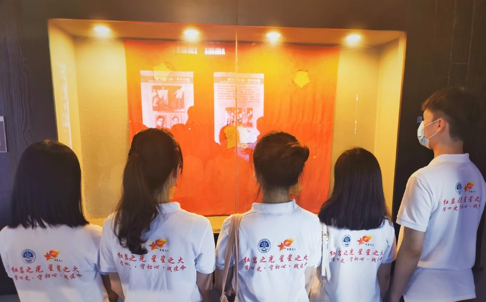 參觀“一面特殊的五星紅旗”