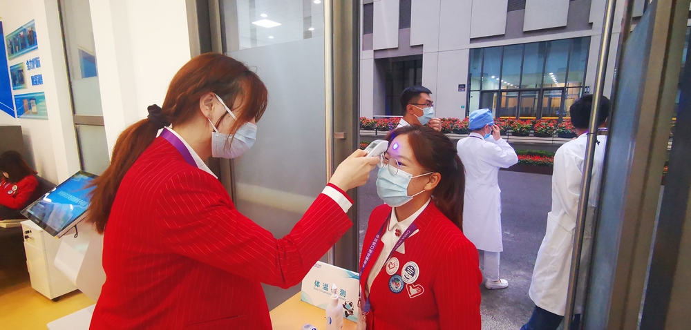 在國家會展中心接受體溫測量