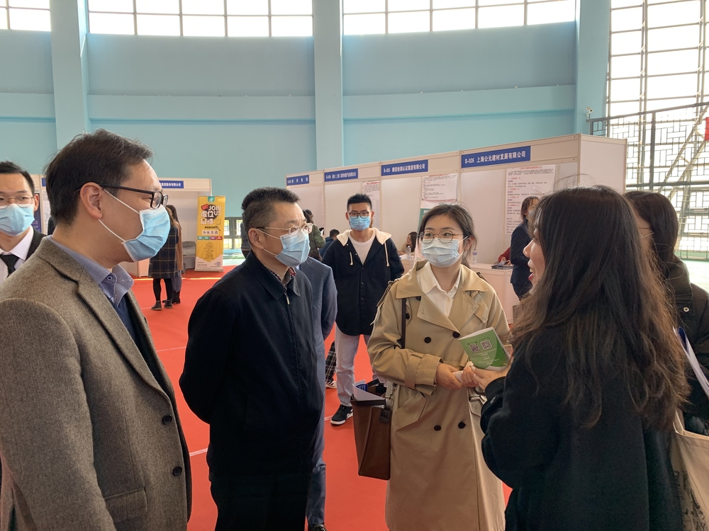 陸靖校長詢問畢業生求職情況