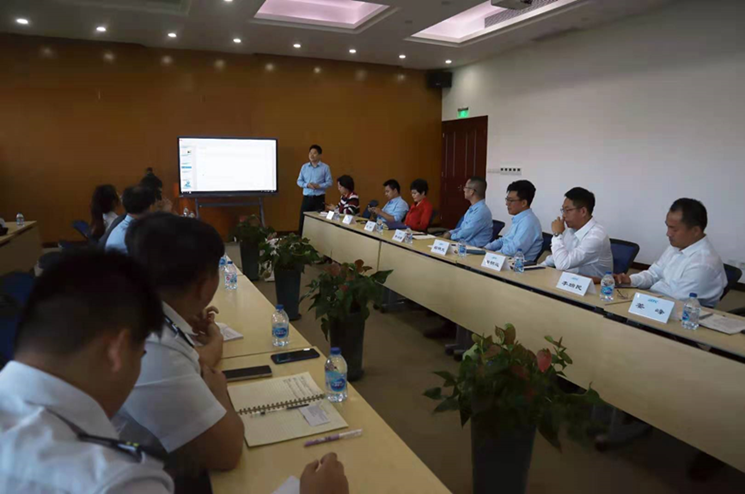 海豐國際負責人在會議室向“乘風破浪”隊員們介紹公司概況