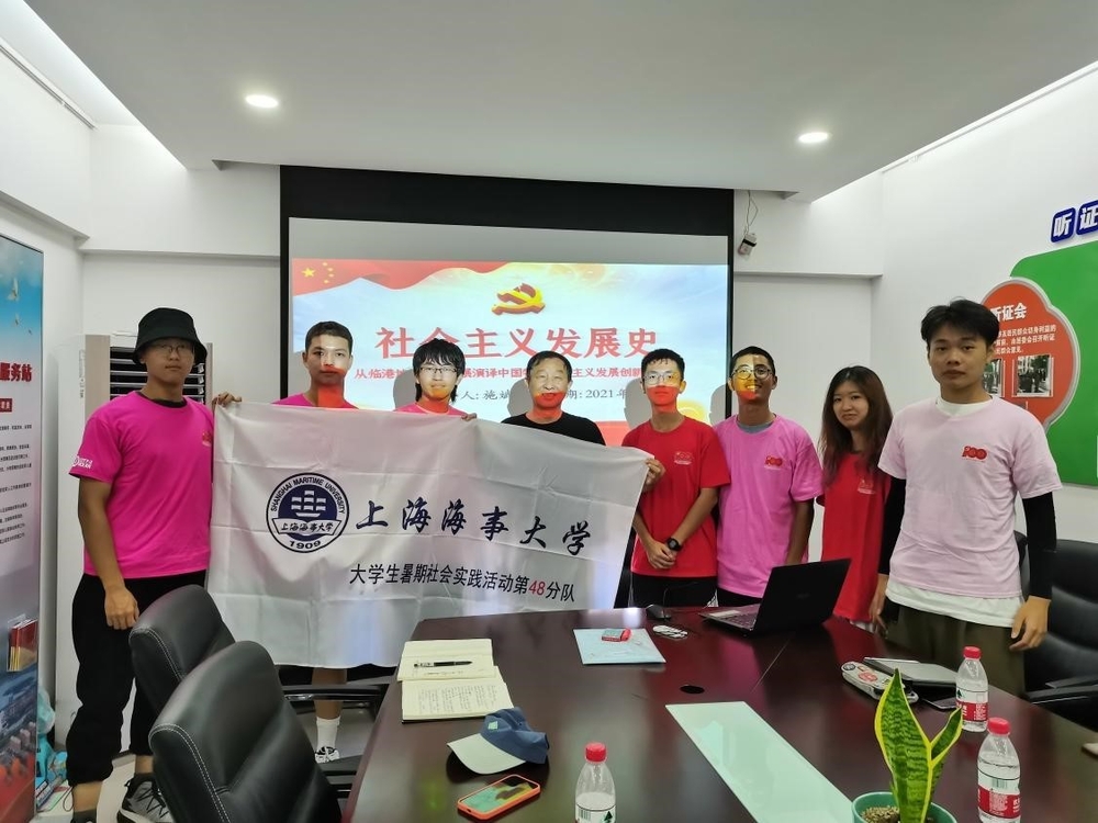“紫云英”實踐隊員參與百姓講壇活動并與村志編寫者施斌老師合影